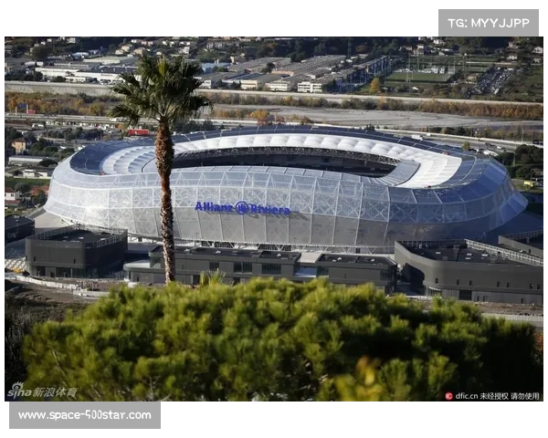 安联里维埃拉球场细雨绵绵，尼斯球员适应湿滑场地条件